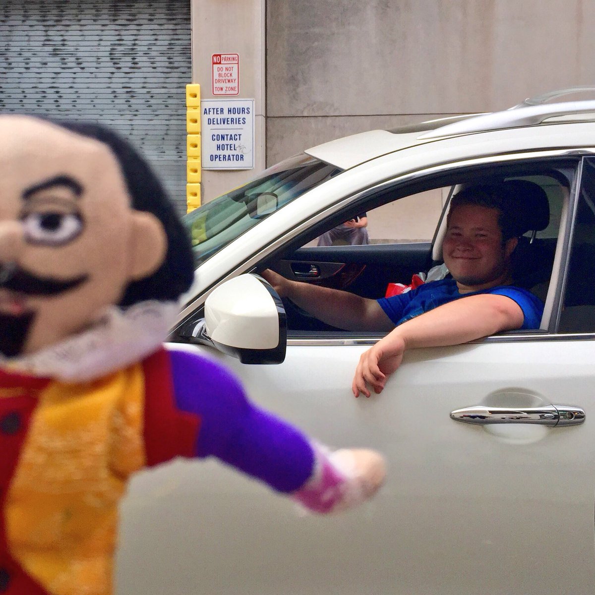 ShakespeareHMHS's tweet photo. "As good luck would have it," #PuppetShakespeare found @FeldscherD on the way to Macbeth! #ShakespeareLives https://t.co/CLxgsF7bQj
