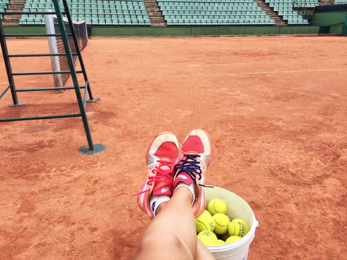 laraarrua's tweet photo. Clay in my socks and funny colours in my shoes! #differentlaces @lottosportitaly https://t.co/lQMzIfpnTr