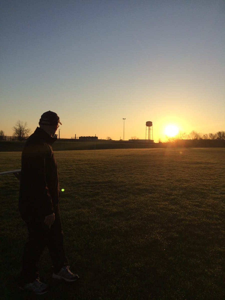 neuquaknockout's tweet photo. When you get to the fields before the sun. @UltiProblems #tdproblems #gooddaysunshine https://t.co/2Elhfn3FR3