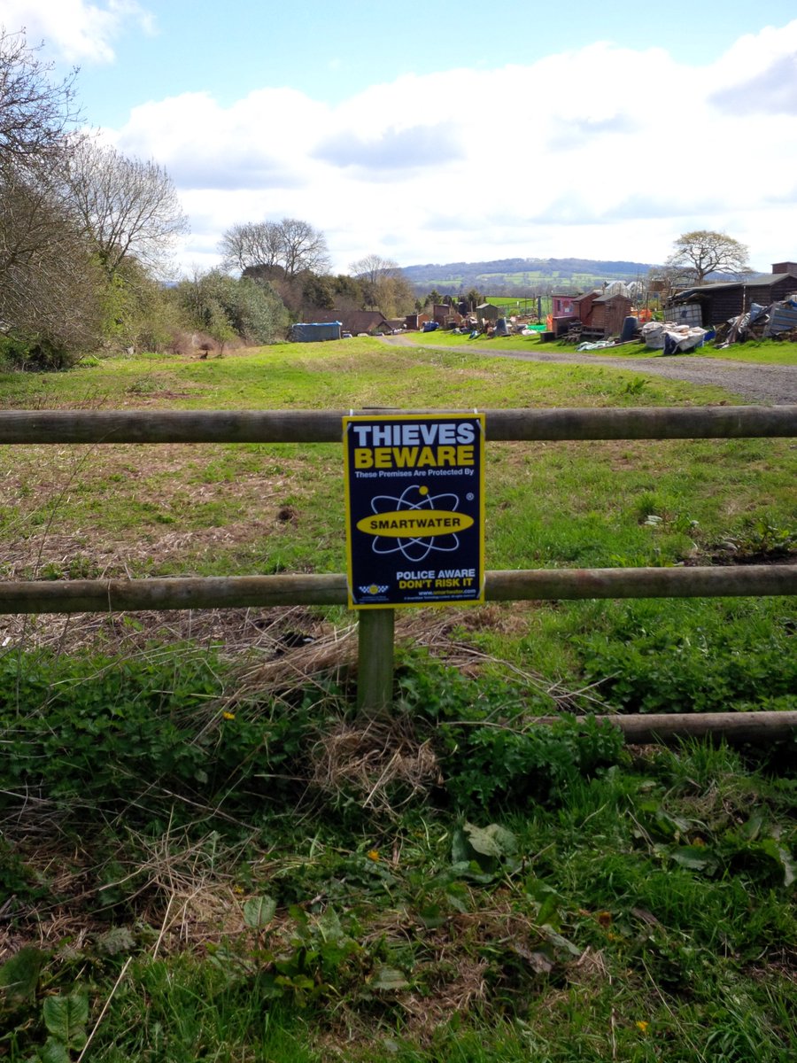 petebestuk's tweet photo. @Cullypolice @Uffculme @Devon_Hour 
Visit from PCSOs today. Hopefully this will stop thefts and nuisance #smartwater https://t.co/L8lSHEAyyP