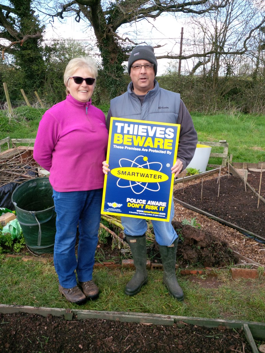petebestuk's tweet photo. @Cullypolice @Uffculme @Devon_Hour 
Visit from PCSOs today. Hopefully this will stop thefts and nuisance #smartwater https://t.co/L8lSHEAyyP