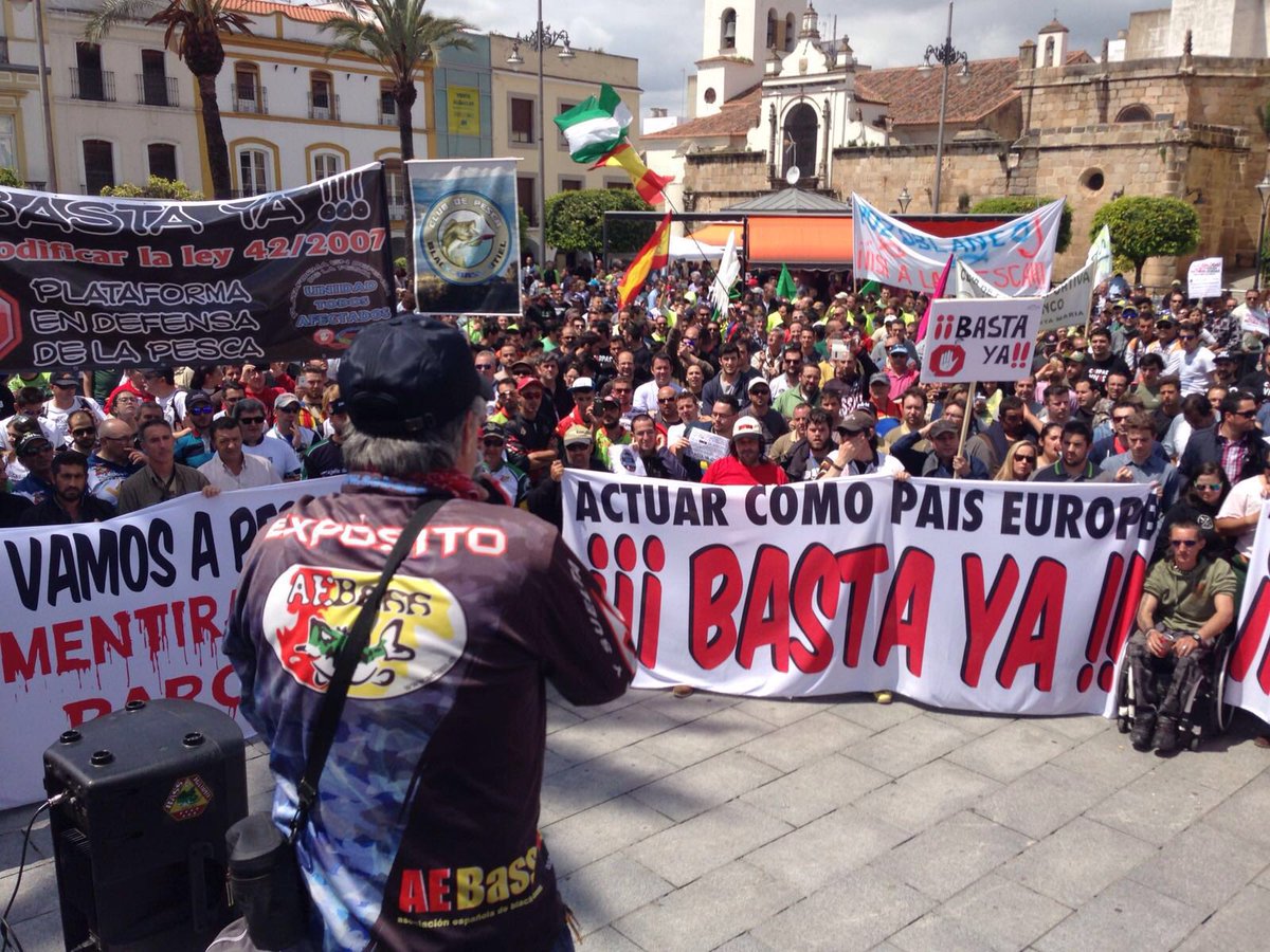canalcazaypesca's tweet image. Estamos en Mérida en la manifestación por la DEFENSA DE LA PESCA.