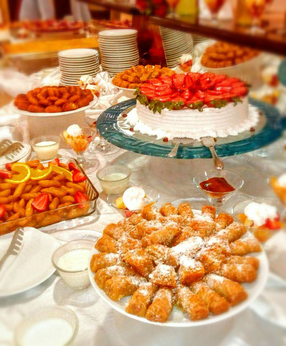 SaimaAL's tweet photo. Dream Vacation: day 3 #strawberries #cake I'm in on love with this table (more with what's on it, obviously) #foodie https://t.co/dNOrTUcZ1r