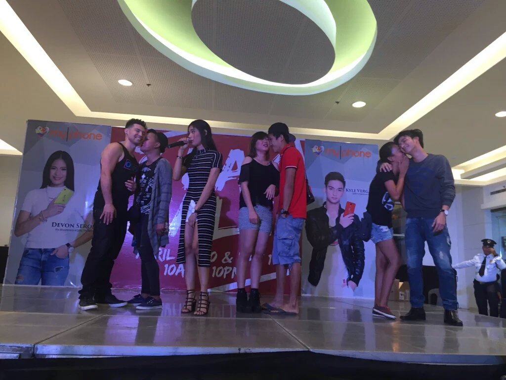 DEVONline_SQUAD's tweet image. Girltrend &amp;amp; @starmagicphils artist DEVON SERON at #MyPhoneMomentMoTo Mall Show !
MyPhoneMoment WithGTDevon

©