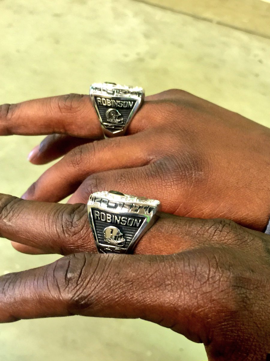Coach__Marlon's tweet photo. Married to the game..  #RobinsonBoys #DB4L https://t.co/bPneaSG8Hw