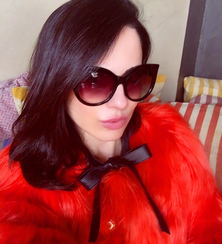 paolaiezzi's tweet photo. E' tornato l'autunno 🍁 @AlabamaMuse #ziggy #peluchecoat #animalfriendly #fur #orange 🍁 #rocknroll #glam #lunch https://t.co/TvAUuj32RB