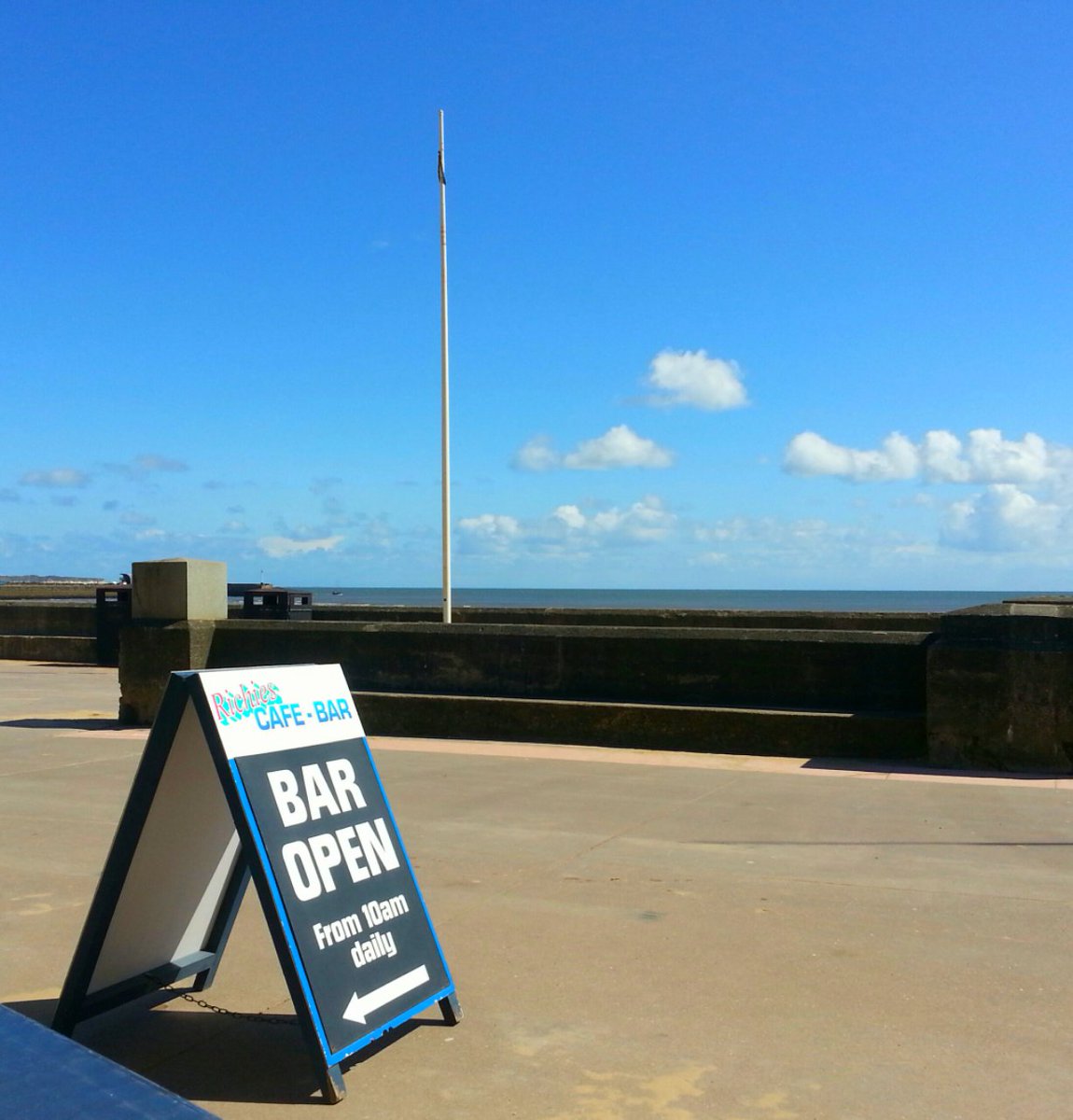 shelaghfinlay's tweet image. Arctic weather forecast - not in #Bridlington today. Lunch @RichiesCafebar in the sun.