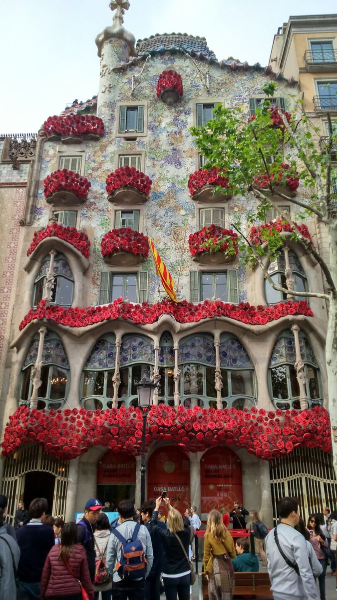 lemondulce's tweet photo. ¡Feliz día de Sant Jordi!
🌹📚🌹📚🌹📚🌹📚
#SantJordi #Barcelona #CasaBatlló #diadelarosa #diadellibro #bcninspira https://t.co/xgCTXPM6Ua