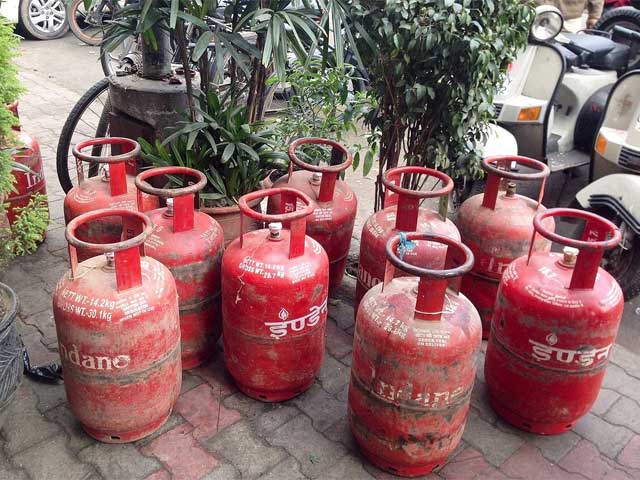 EconomicTimes's tweet image. Government to appoint 10,000 new #LPGdistributors in FY&apos;17
goo.gl/s4wRpo