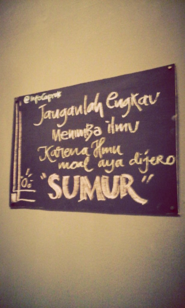 asepbalonasli's tweet photo. Kadarieu kadarieuuuuuuuuu aing lagi di MooMen Cafe, Majalaya. Gagah didieu mah aya quotes ieu :( https://t.co/u3k9ihBRLo