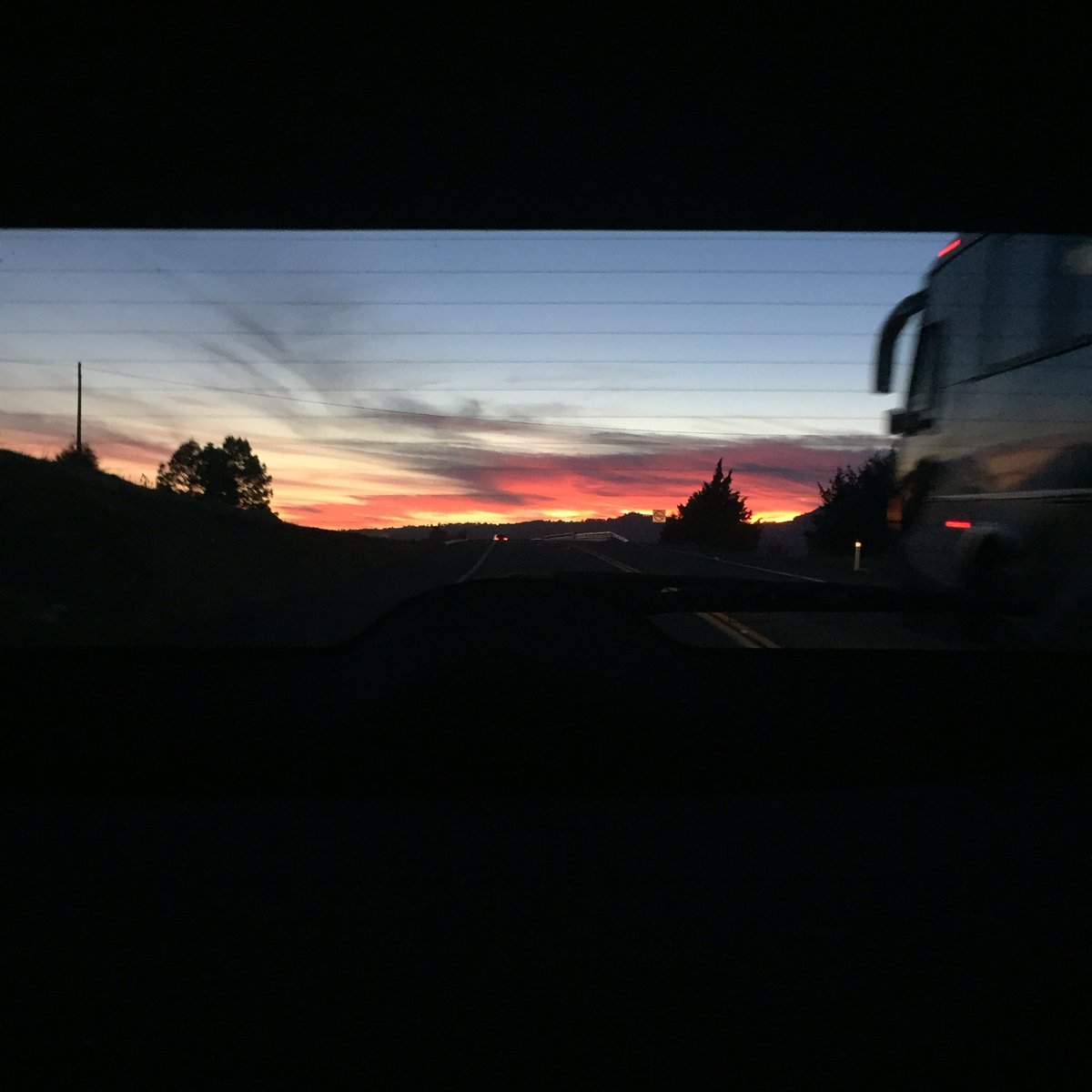 perfectcoderCD9's tweet image. 🌚Hace tiempo en la carretera en el atardecer más hermoso del planeta🌚