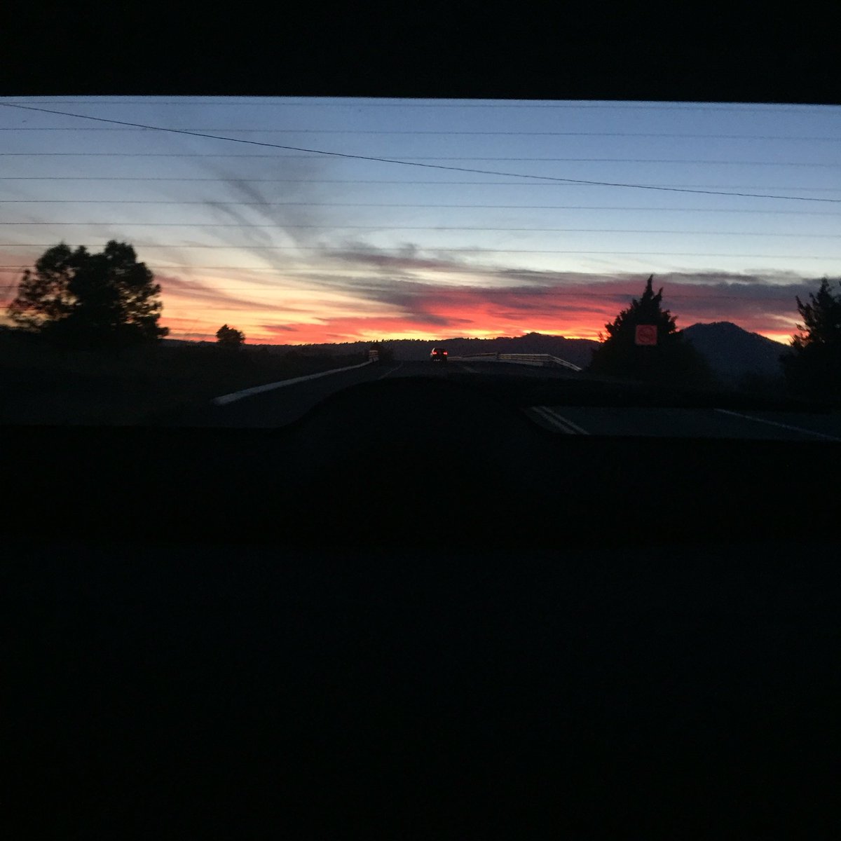 perfectcoderCD9's tweet image. 🌚Hace tiempo en la carretera en el atardecer más hermoso del planeta🌚