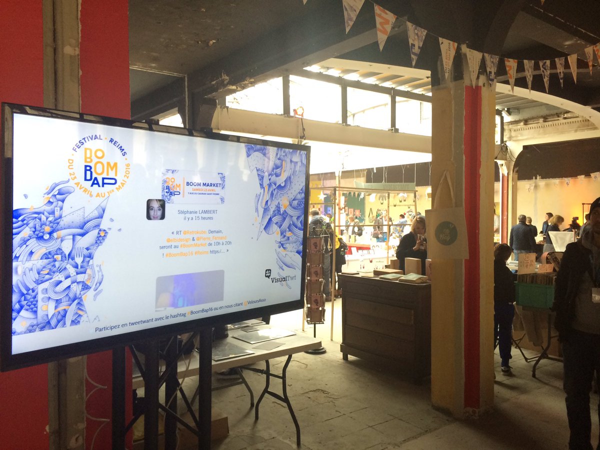 VisualTwt's tweet photo. En live du Boom Bap Festival au cœur de boom market de @VeloursAsso, #VisualTwt diffuse vos tweets sur grand écran ! https://t.co/mJE5MbhEI6