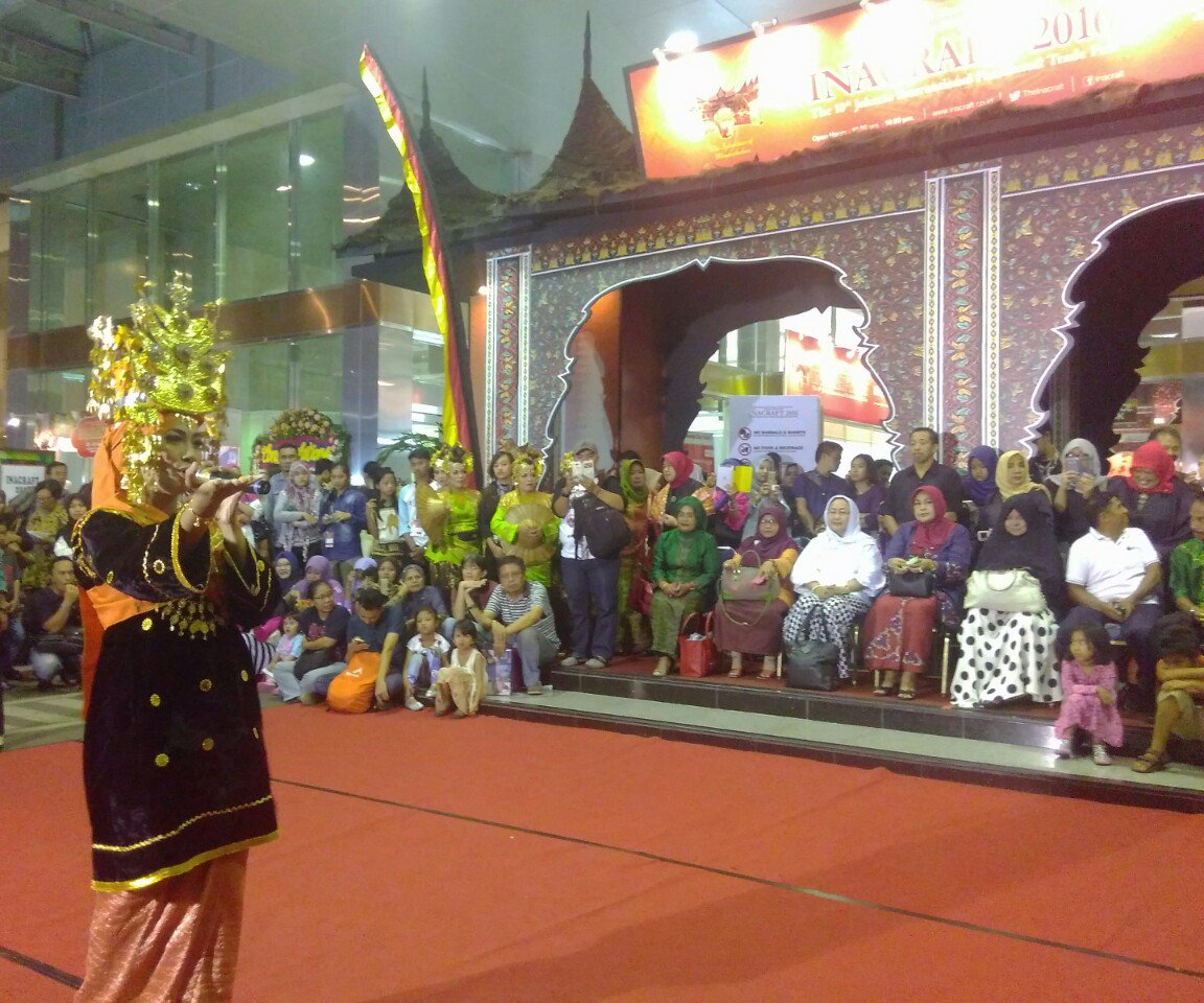 Baaai's tweet photo. Lagu "Solok Selatan" dinyanyikan uni Resta. Lagu rancak bana ttg SolSel #inacraft2016 @InfoSOLSEL @theINACRAFT https://t.co/JK0mWJEk3W