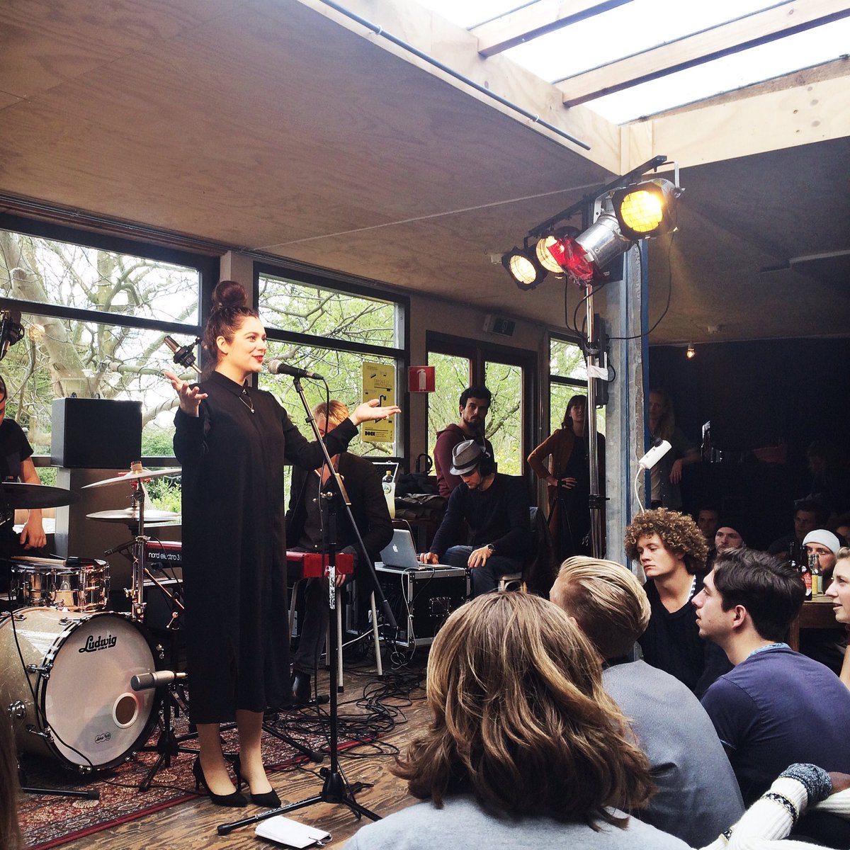 SofarSounds_Dam's tweet photo. @EstherVonHaze playing for us and telling about good karma #sofarsounds #sofarspring https://t.co/Pln0BKRijj