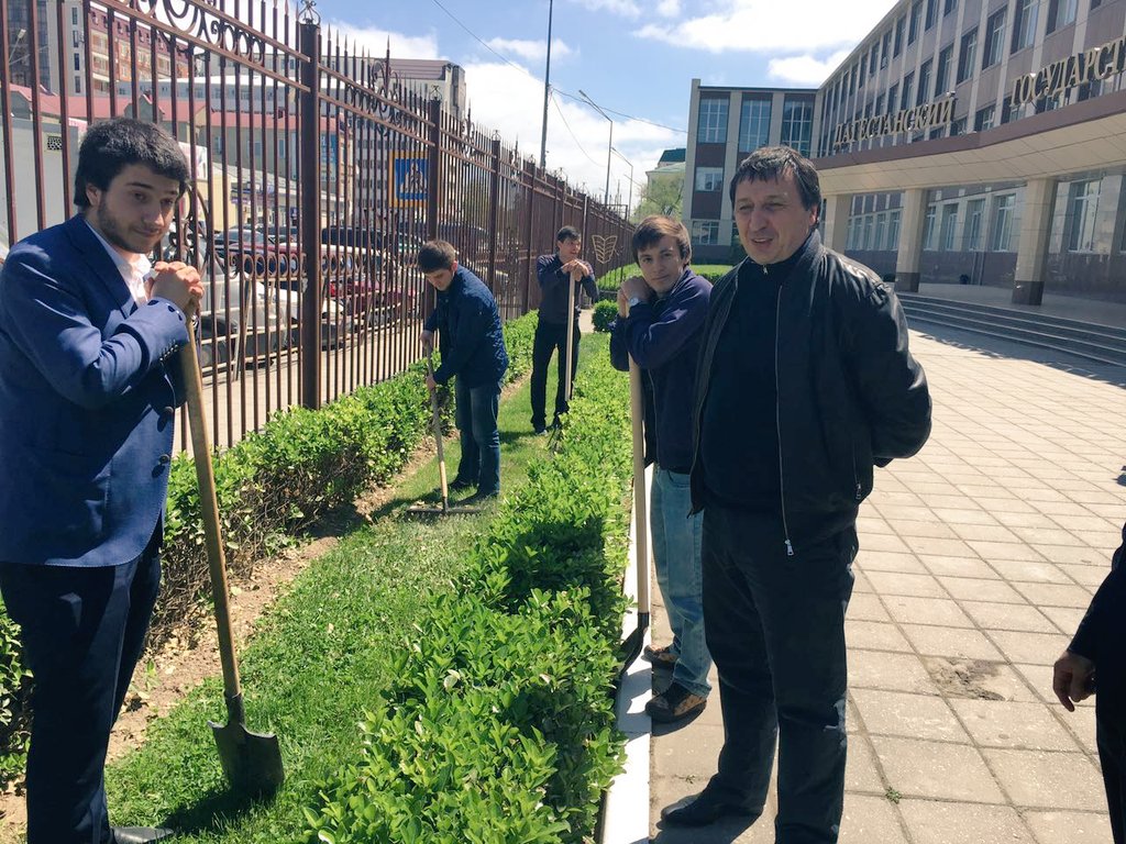 Под руководством ректора Рабаданова  Муртазали Хулатаевича  студенты привели благоустройсто территории вуза #КДМДГУ