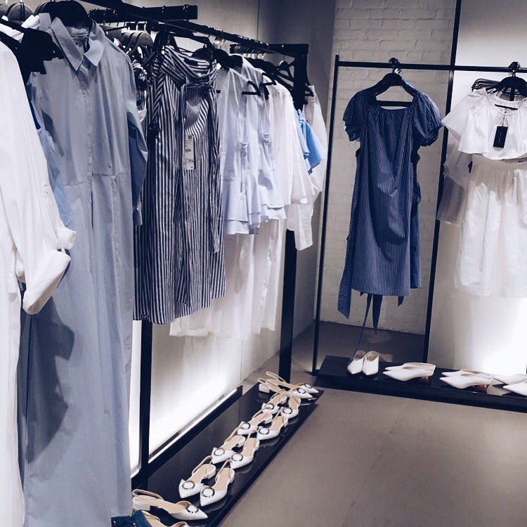 Boyandbombshell's tweet image. Some spring blues and crisp white 😍 #styleblog #fashionblog #ootd try this blouse: rstyle.me/cz-n/bmcymrzfm6 💙