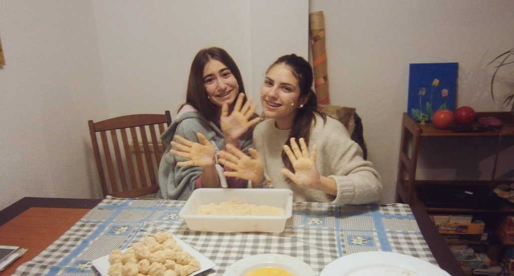 patriciamooreno's tweet photo. mi día a día! Gracias x tanto en tan poco😻🙈❤ @muriel_loredo 
#sencillaperocroqueta #bechamel #bechamelmucho https://t.co/DH4P32SF4L
