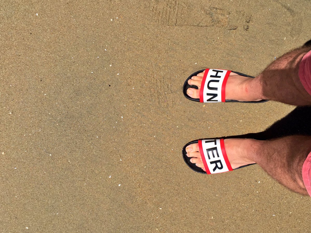 LarryTenney's tweet image. It&apos;s @HunterBoots season... At the beach! | #flipsflops #poolslides #callilife