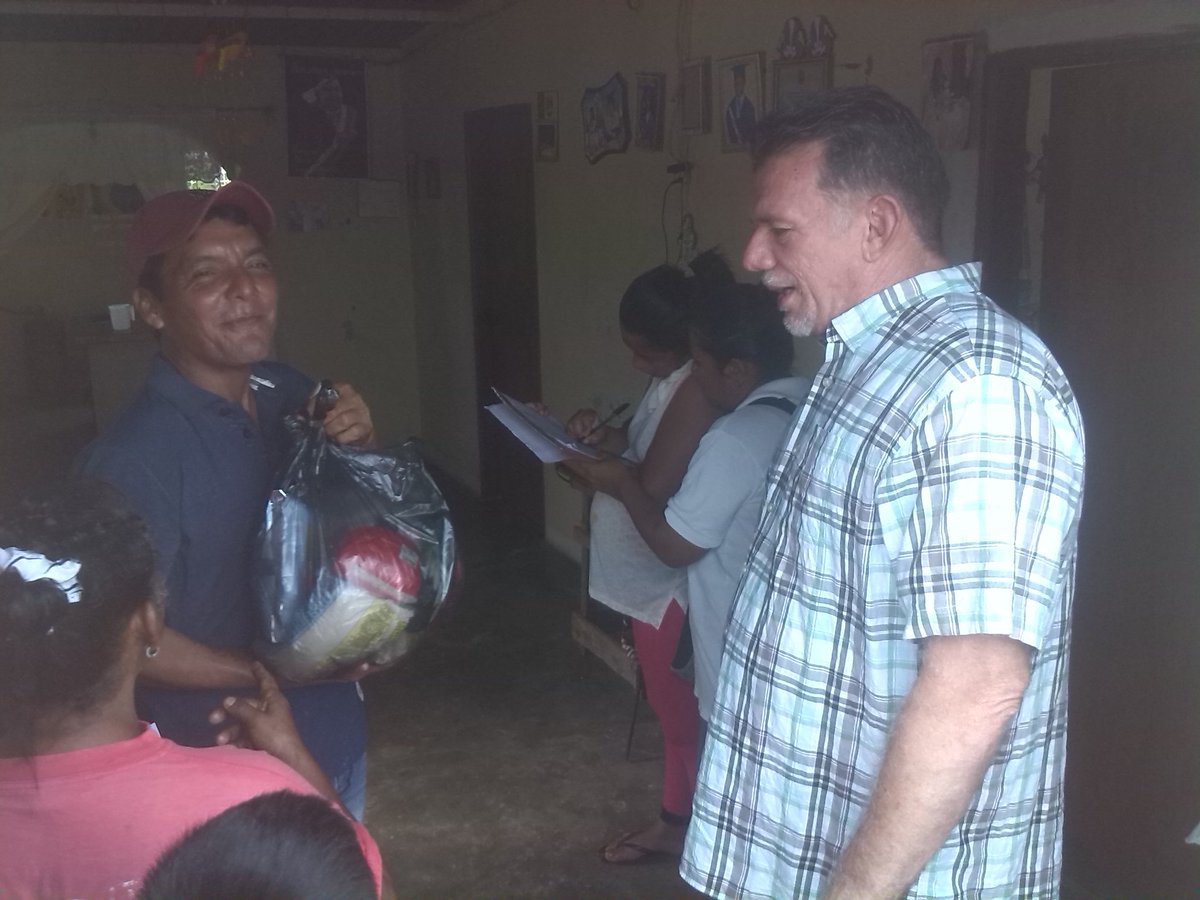 Olegario_M's tweet photo. Bajo lineamientos del Pdt. @NicolasMaduro llevamos alimentos casa a casa en la Cueva,2febrero,SanJuan y S.Robinson. https://t.co/yUPekDvn5u