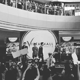 DyIanWangHeDi's tweet photo. Gimme 5 at SM taguig 😍😍
#teambahay #teamlayo #FangirlBeLike #gimmesters #gimme5onsmtaguig #joaquinreyes #graefernan… https://t.co/UFZu03Sqf5