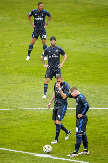 OpenFutbol_Live's tweet photo. Logrará sacar adelante el partido el @realmadrid y seguir soñando? Arranca la 2ª mitad!!! 
#RayoRealMadrid
2-1 https://t.co/Wl49zFb3Kw