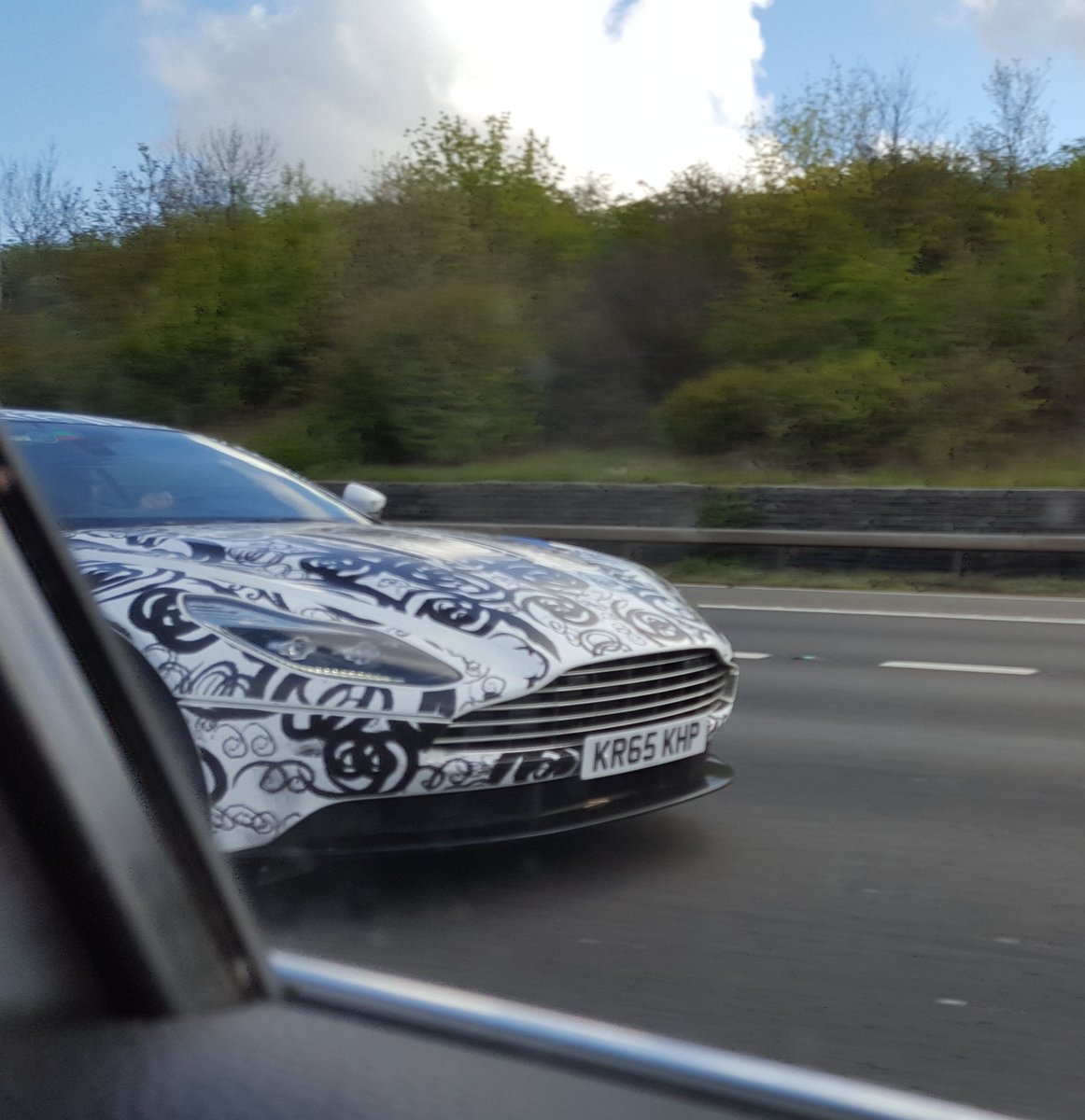 Droneographyuk's tweet photo. @CarWaffle @evomagazine  spotted this today from ground level #AstonMartin https://t.co/LomAt9VHVG