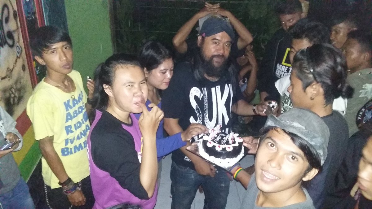 Potong kue nyaa potong kue nyaaa 👏🍰