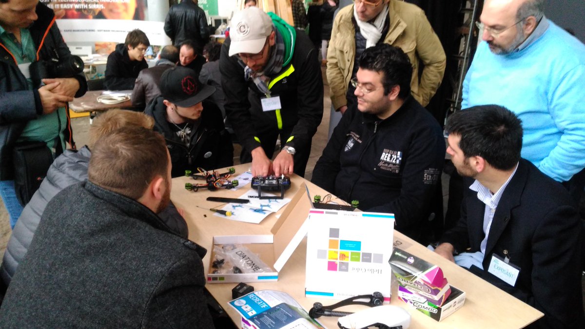Vin_Lep's tweet photo. Les makers à l'oeuvre #makewallonia @creativewal #sdlc16 https://t.co/fx4GrjIgNZ
