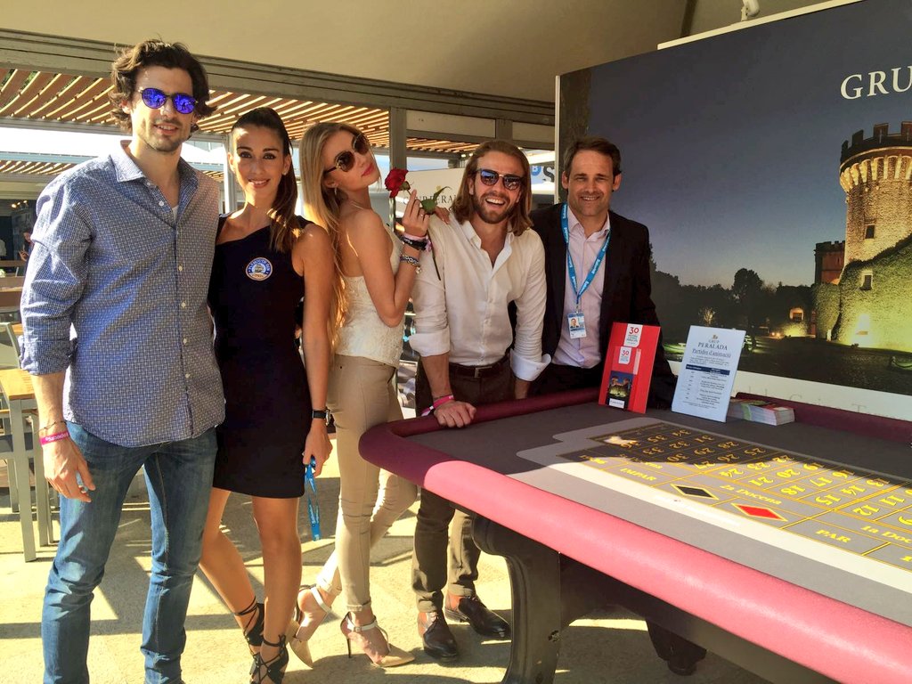 daniclos's tweet photo. @Danielamanole_  Jugando con nuestros amigos de #grupperalada @idaveml  en el @bcnopenbs #cosesdeperalada https://t.co/KP29TdNZ7L