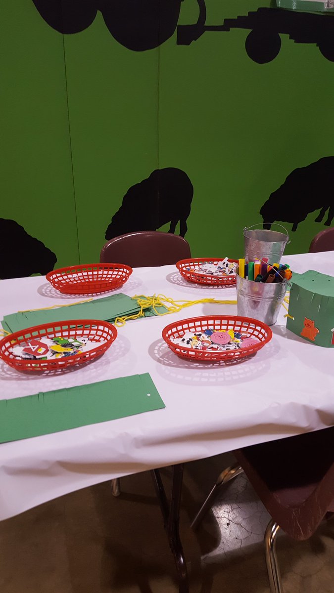 BarenbrugUSA's tweet photo. Come make a grass hat at the Grass Seed Booth at Oregon Ag Fest! @Barusa_James #ORagfest https://t.co/9p5L8ns6cZ