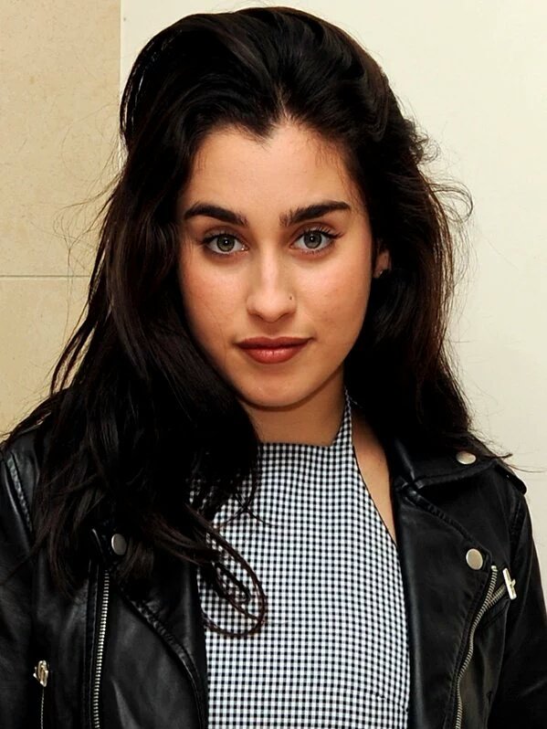 collecting_567's tweet photo. Es que ni siquiera tienen que dudarlo, de solo mirarla tienen que darle el premio #TBworld2016 #LaurenJauregui https://t.co/JnQSjCKxJC