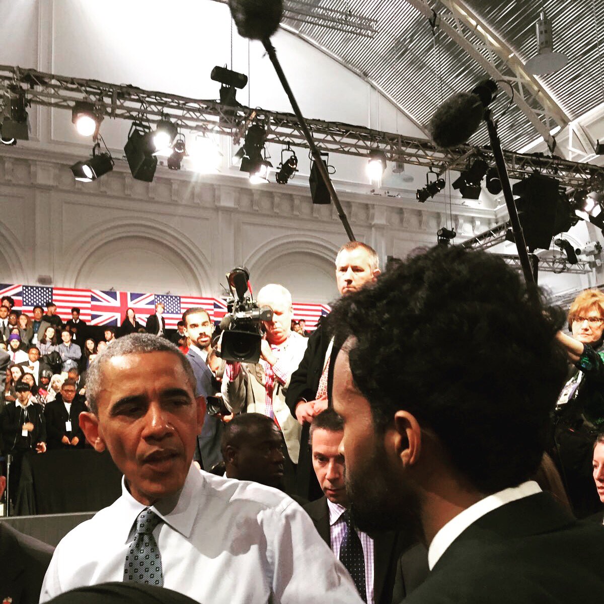 adammatan's tweet photo. Talking to @POTUS about illegal waste damping at Somali sea and he agreed to discuss the issue further. Thank @POTUS https://t.co/RxNDcM65z1