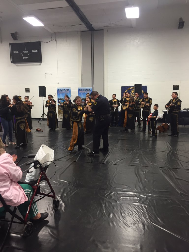 FiteDPD's tweet photo. Having fun at chief on the beat at Kidd Springs Park @DPDSWNPO @DallasPD https://t.co/4eU3rQXJD6