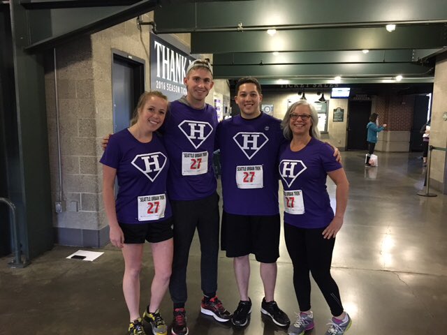 HyattBellevue's tweet photo. #HyFliers represent team @HyattBellevue. Running the streets of Seattle this AM! #SUT2016 #goodluck https://t.co/QUtBfqCyGN