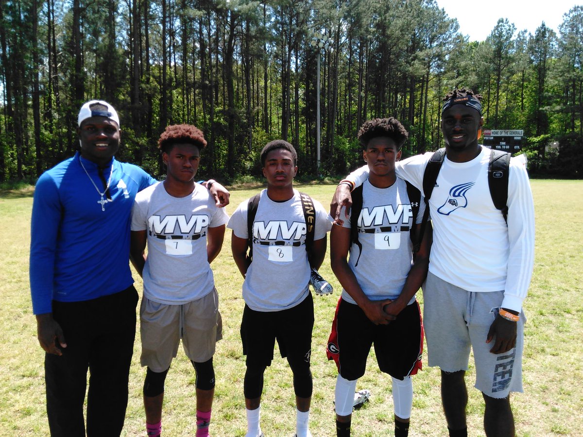 CoachSkelton06's tweet image. Jaquan Henderson @JaquanHenderso2 &amp;amp; Jeremiah Holloman @Obey_Classics did a great job helping the Youth #MVPcamp