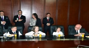 tcmeb's tweet photo. TBMM Başkanı Kahraman, Bakan Avcı ve beraberindeki çocukları kabul etti
https://t.co/alySCkmqT5 https://t.co/BURrZvZq4C