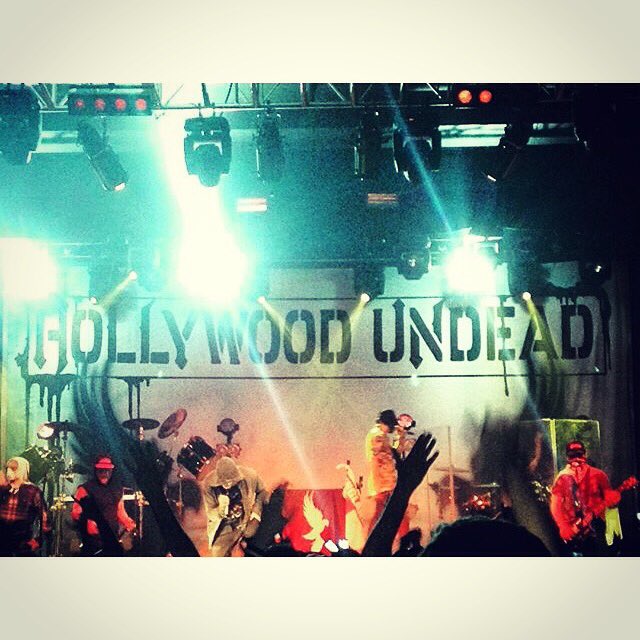 _YouMeAtMine's tweet photo. @hollywoodundead &amp; @ATTILAga smashed it last night in Manchester🤘🏼 #HUdayofthedead #HUeuropeantour2016 https://t.co/JzA7N4UMsq