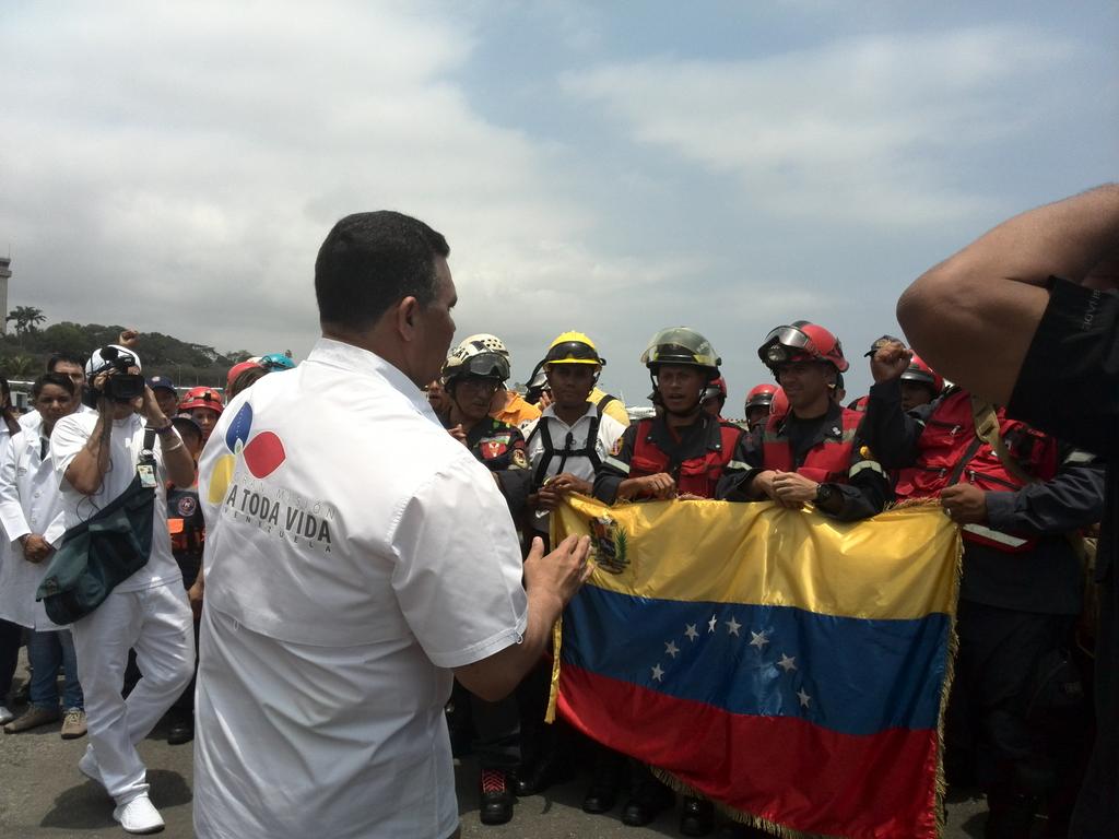 LSanguinoVTV's tweet photo. 12:10pm 70 Hombres y mujeres partieron a suelo ecuatoriano. Van especialistas en medicina de emergencia y desastres. https://t.co/Xf0PHzfjVF