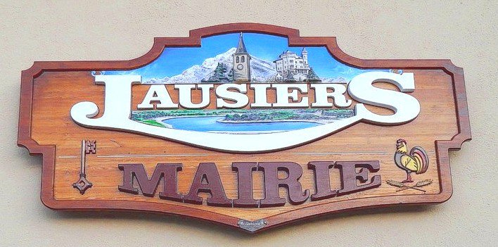 sascombigraf's tweet image. Nouvelle enseigne en bois de mélèze peinte pour la Mairie de Jausiers .