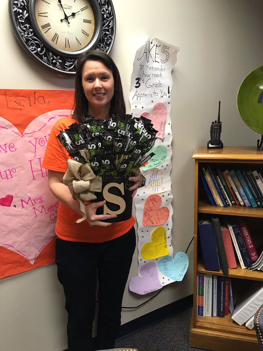 SankerDiane's tweet photo. We love and appreciate our VP!!
She received permission to "Take 5 " from each 3rd grader! #incaseyou'relooking4her😎 https://t.co/7VvRu2Fa2I