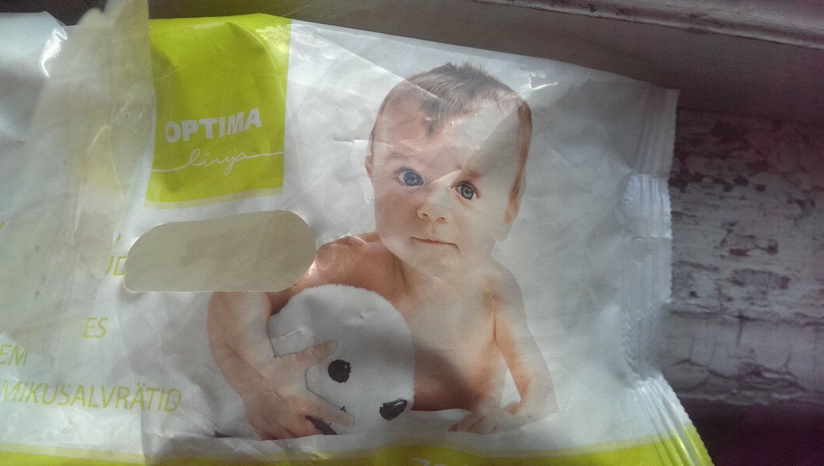 disidents's tweet photo. Vai man vienīgajam šķiet, ka tas bērns uz salvešu pakas tur citplanētieti? https://t.co/l9BBZWEx0O
