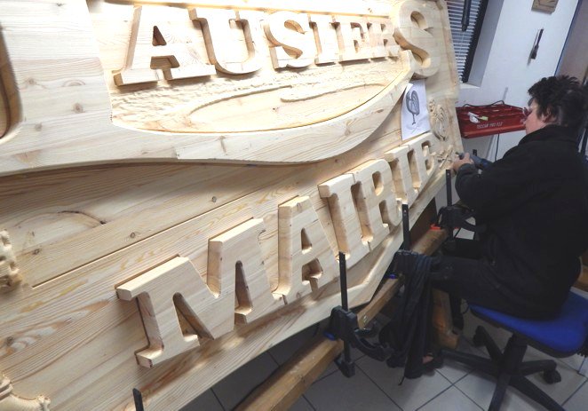 sascombigraf's tweet image. Nouvelle enseigne en bois de mélèze peinte pour la Mairie de Jausiers .