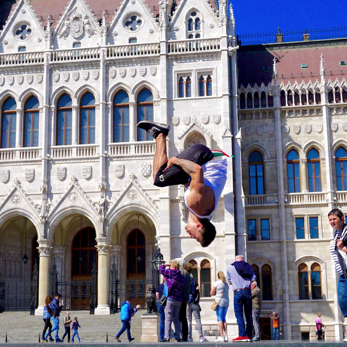 LordsofGravity's tweet photo. Backflip in front of the Parliament #lordsofgravity #backflip #Parliament #Budapest #BrightWeights #Trainlikeapro https://t.co/Uaehpl0L8D