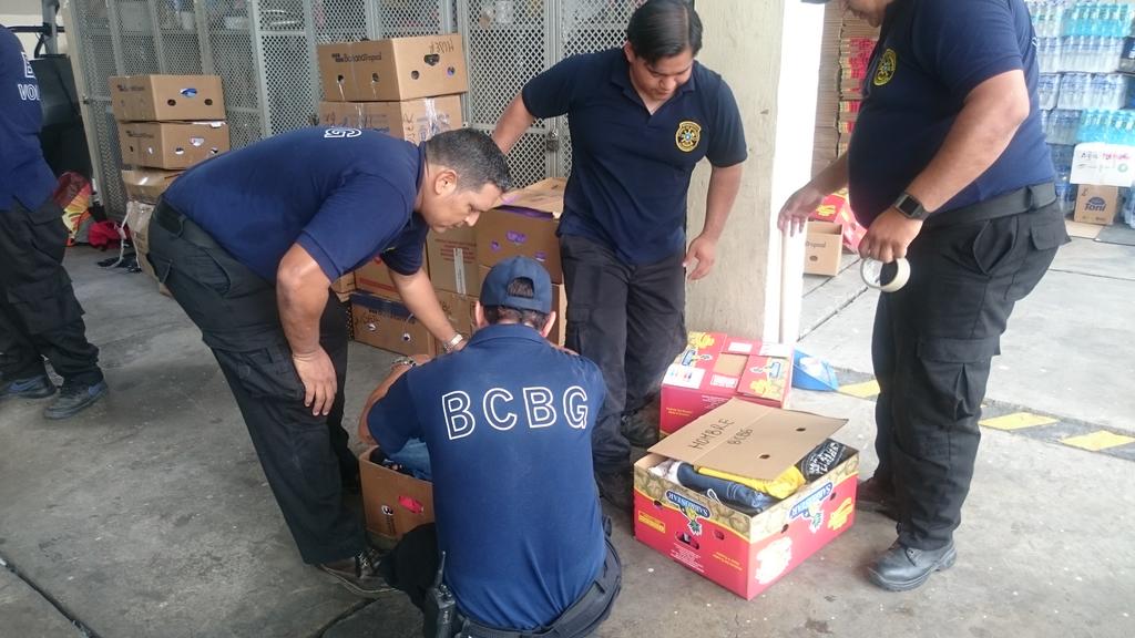 BomberosGYE's tweet photo. Continuamos recibiendo donaciones en nuestras estaciones. Que nuestra solidaridad no se agote jamás. Te esperamos. https://t.co/CFbGc6ACWu