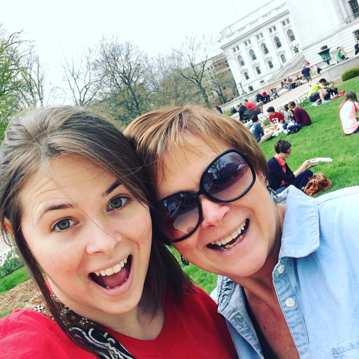 AshleyHearn's tweet photo. First farmer's market of the year! #madisonfarmersmarket #capitolsquare #madisonspring https://t.co/Nti7tJWxac
