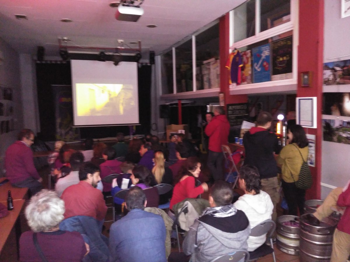 DocuRsp's tweet photo. Comienza la proyección del @DocuRsp  en el @AteneoVallekas lleno total!! Aún tienes tiempo de llegar!! @RspVallekas https://t.co/ethjLCFyYh