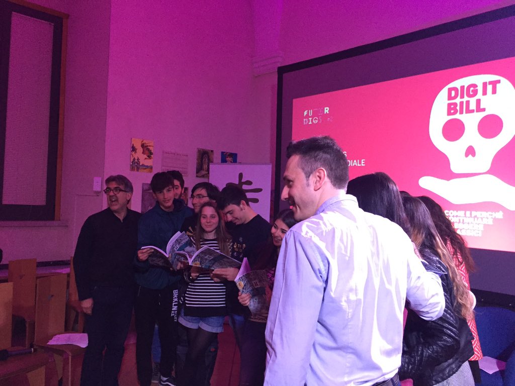 Matera2019's tweet photo. Ai ragazzi @4Aclassicomt i dossier di #Matera2019 Un impegno per il futuro da costruire insieme! #futuredigs https://t.co/3zGkECXfRe