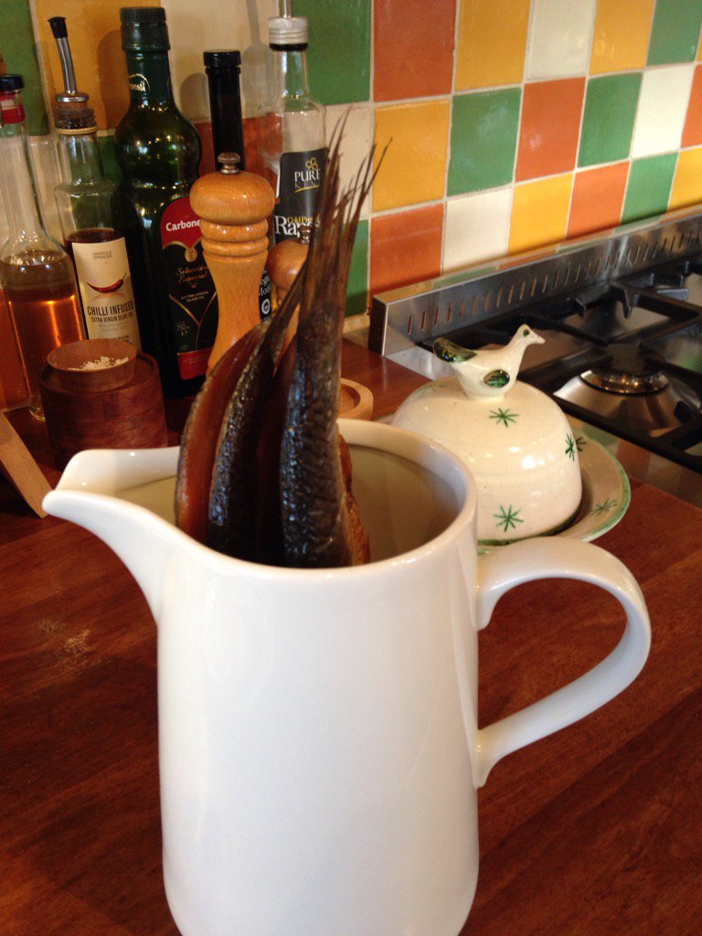 gillian_baker's tweet photo. @ArcadeFisheries preparing jug-cooked kippers .... Fish and cooking tips from Paul-the-Fish #nosmellyhousemethod https://t.co/TmUrUWeBGC