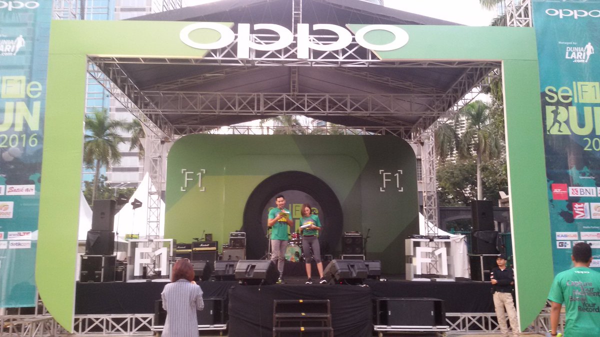 DuniaLari's tweet photo. OPPO SELF1E RUN 2016 dipandu oleh MC kece @robbypurba & @lolitagustine :) @OPPOIndonesia #SelF1eRun https://t.co/6UL6tSB1g1